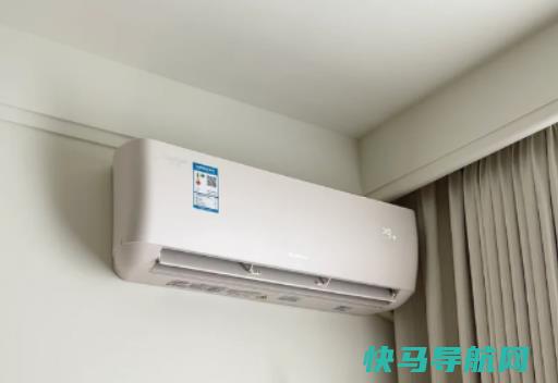 空调吹风时有灰尘出来是怎么回事？空调制冷吹出来的风是热风